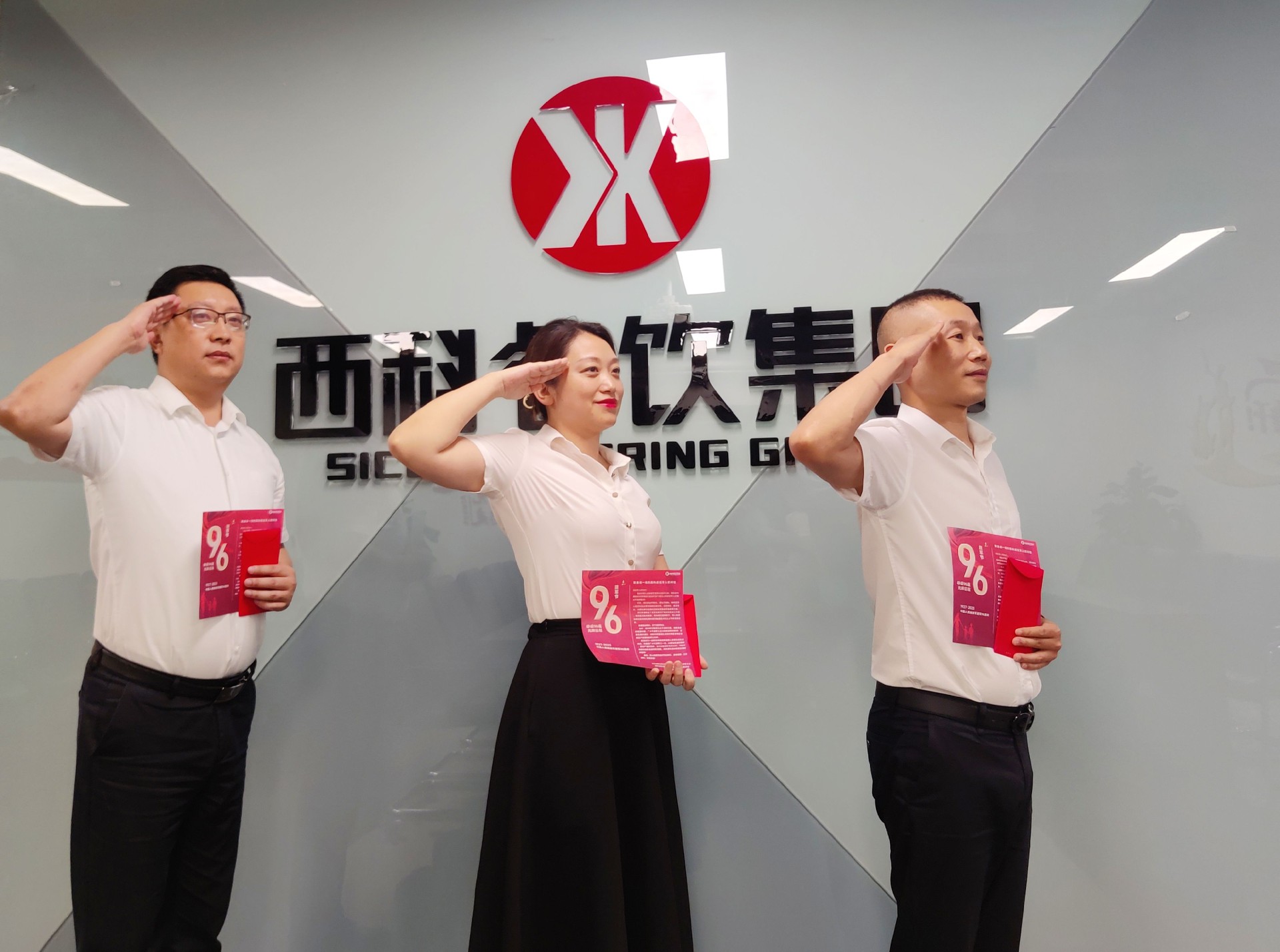 致敬最可爱的人 ——伟易博餐饮治理集团建军节慰问在岗退役武士职工