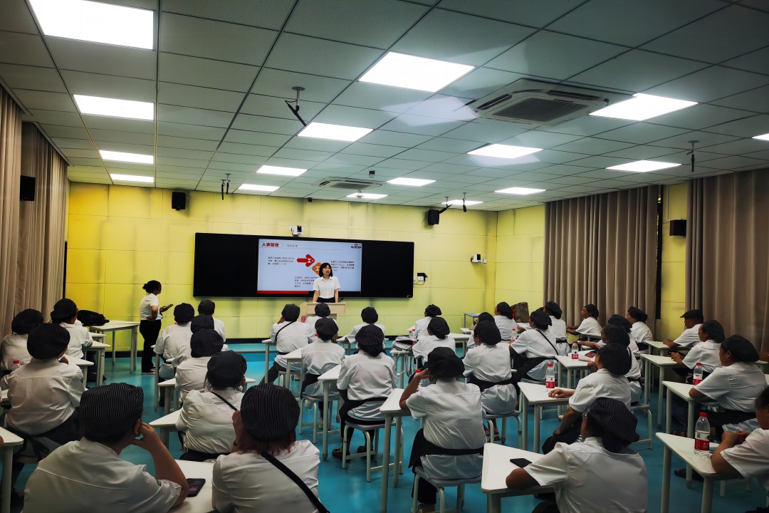 伟易博餐饮集团开展2023年度秋季学期开学前食堂事情职员专项培训