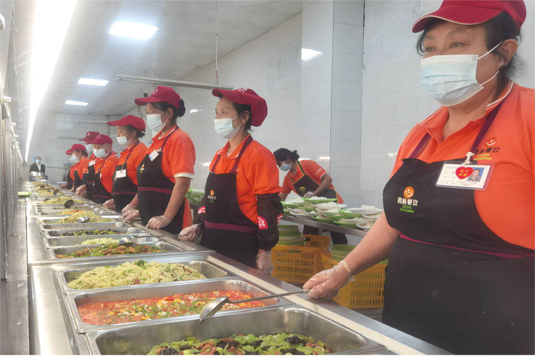 营养三餐 温馨陪同—— 伟易博餐饮集团中学项目部全力以赴包管新学期营养餐供应事情